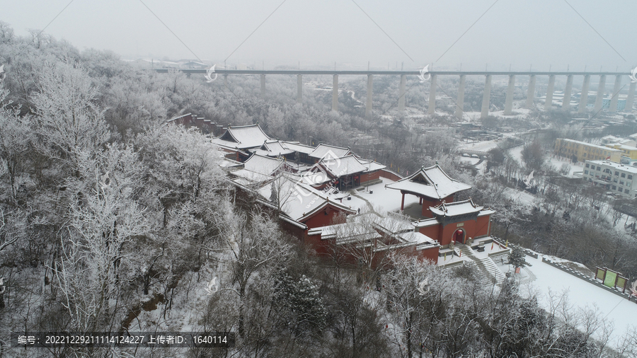 航拍雪后的林里关王庙