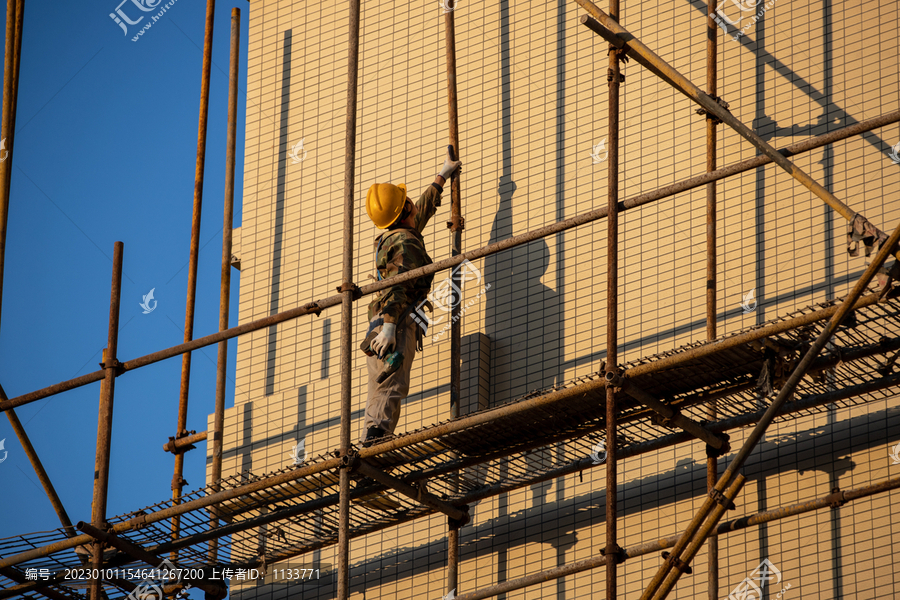 正在劳作的建筑工人