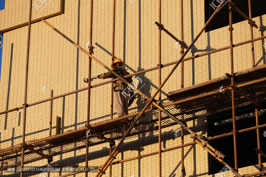 正在劳作的建筑工人