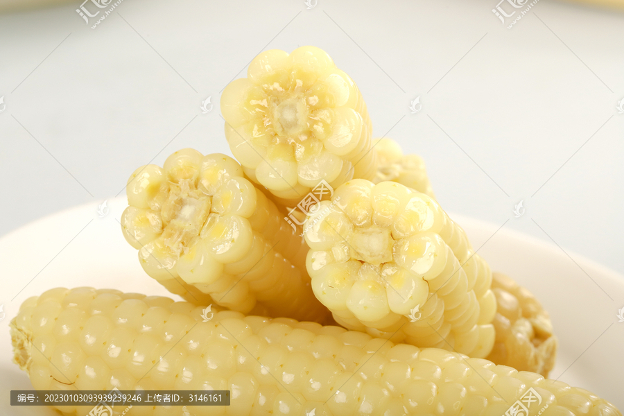 拇指玉米掰开特写