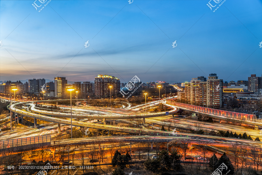 繁华城市桥梁车流长曝光夜景