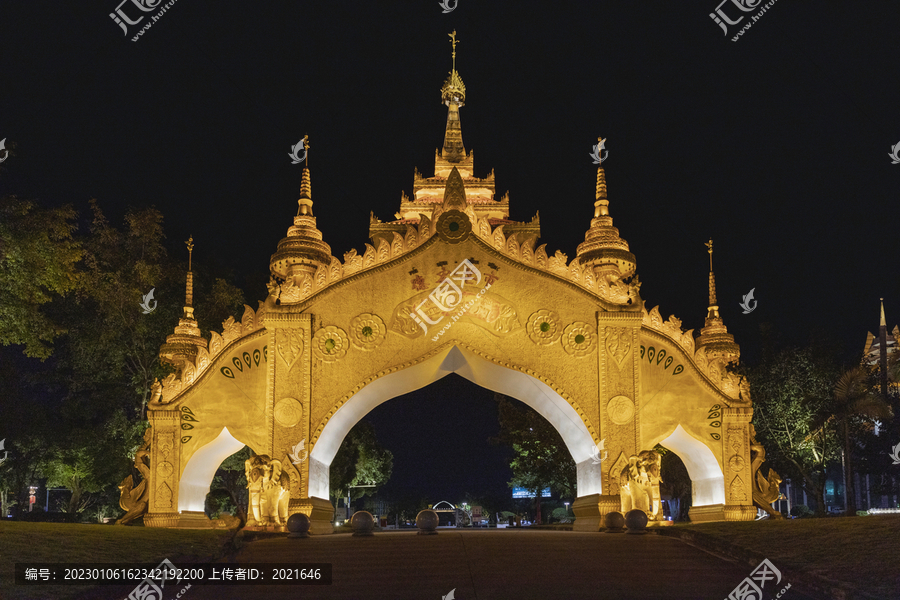 云南德宏芒市迎宾门夜景