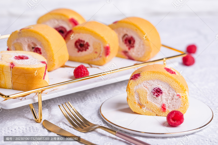 树莓蛋糕卷甜品