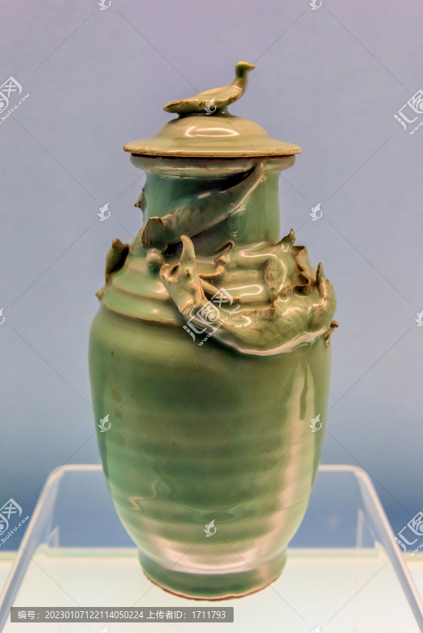 上海博物馆宋青釉堆塑蟠龙盖瓶