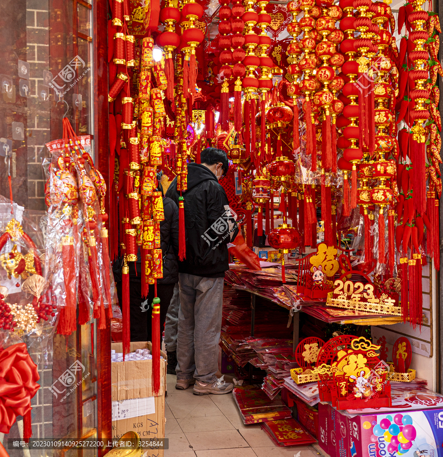 售卖春节吉祥物的小店