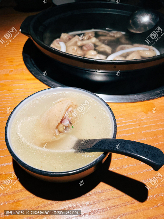 一碗椰子鸡汤特写