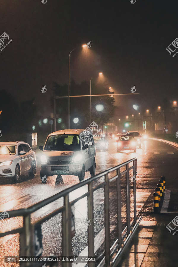 城市夜间道路上