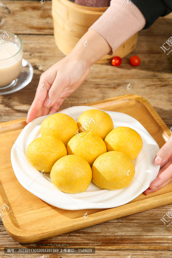 深底上的荠菜团子