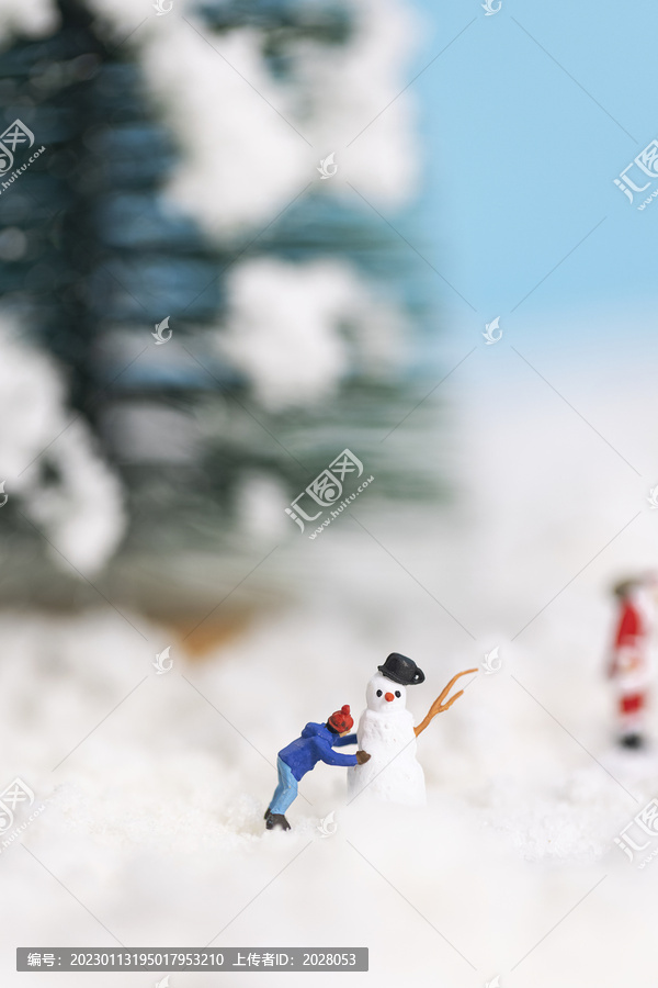 圣诞节堆雪人的小朋友