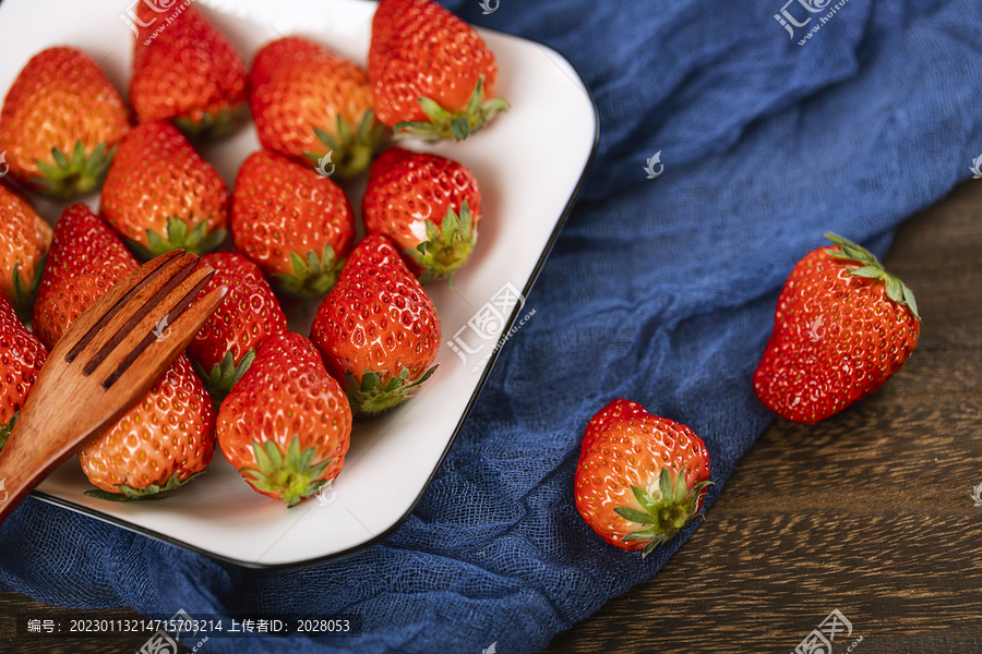 掉落在桌子上的两颗草莓