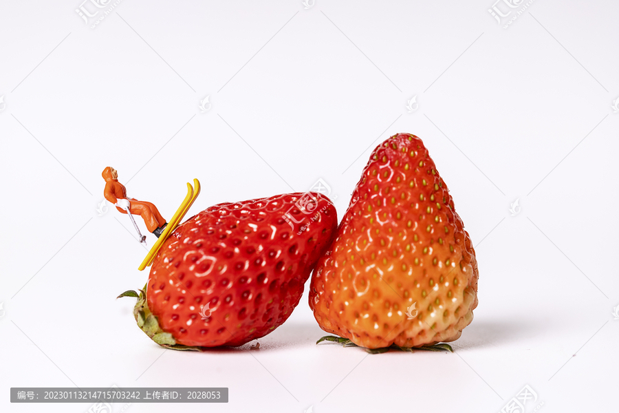两颗草莓微缩创意图片
