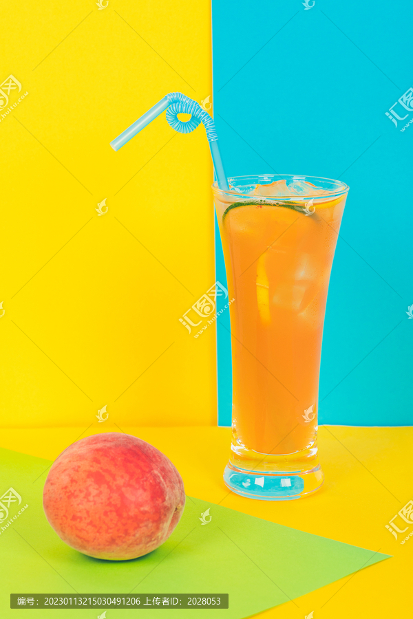 桃子与橙汁拼色背景
