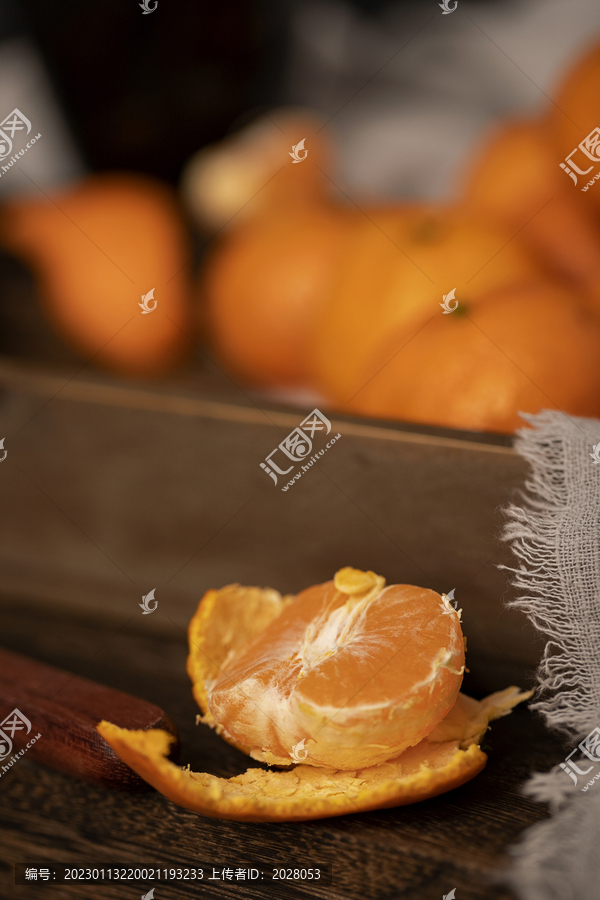 一颗扒开的橘子柑橘背景