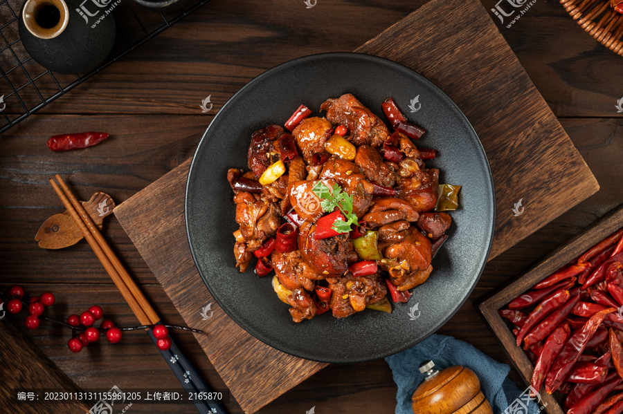 中式桌面上摆放的辣炒鸡