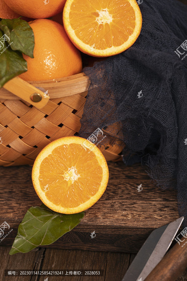切开的新鲜多汁橙子暗调背景