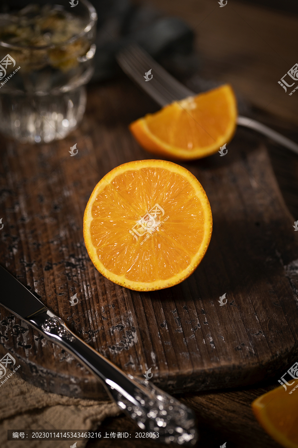 切开的橙子暗调光影背景