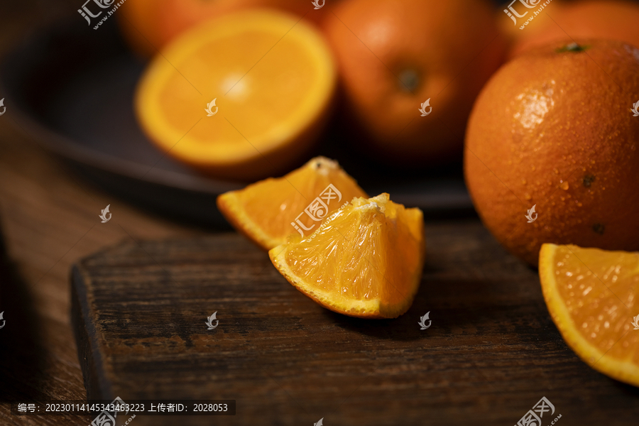 切开的新鲜橙子逆光暗调背景