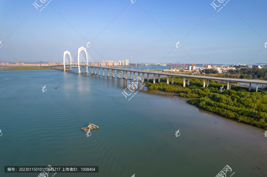 无人机低空航拍水东湾大桥