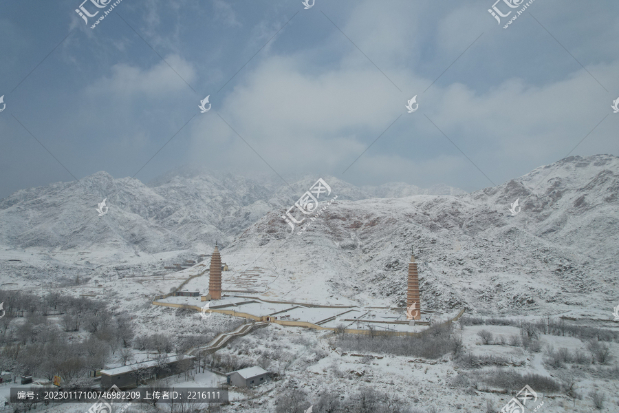 贺兰山大雪覆盖西夏拜寺口双塔