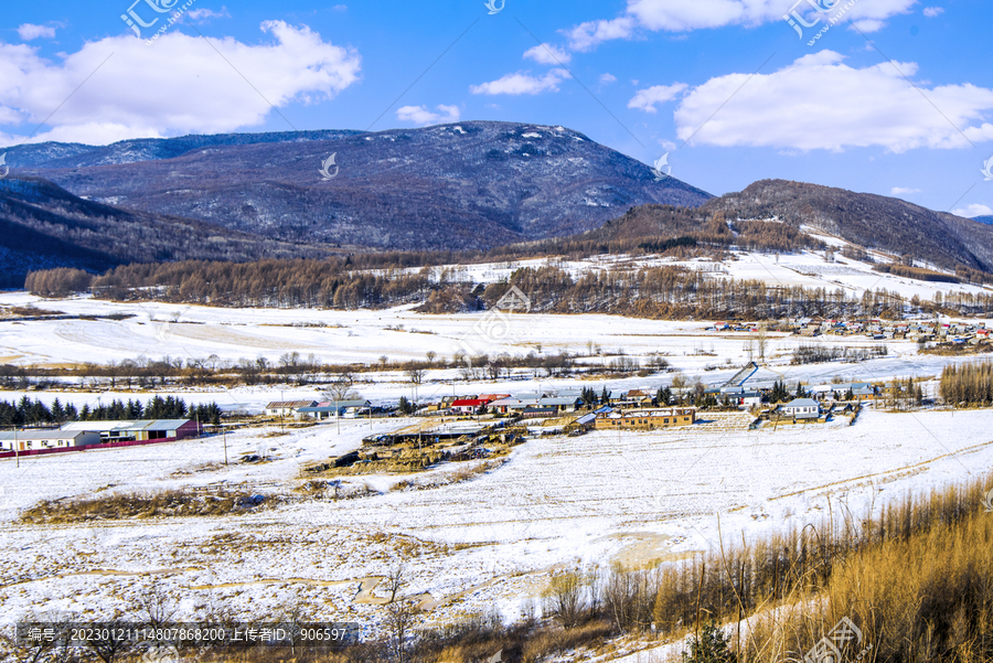 冬季远山村庄雪景