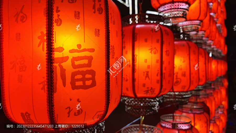 春节悬挂的红色灯笼