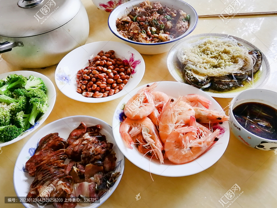 团年饭四川传统年俗菜和海鲜