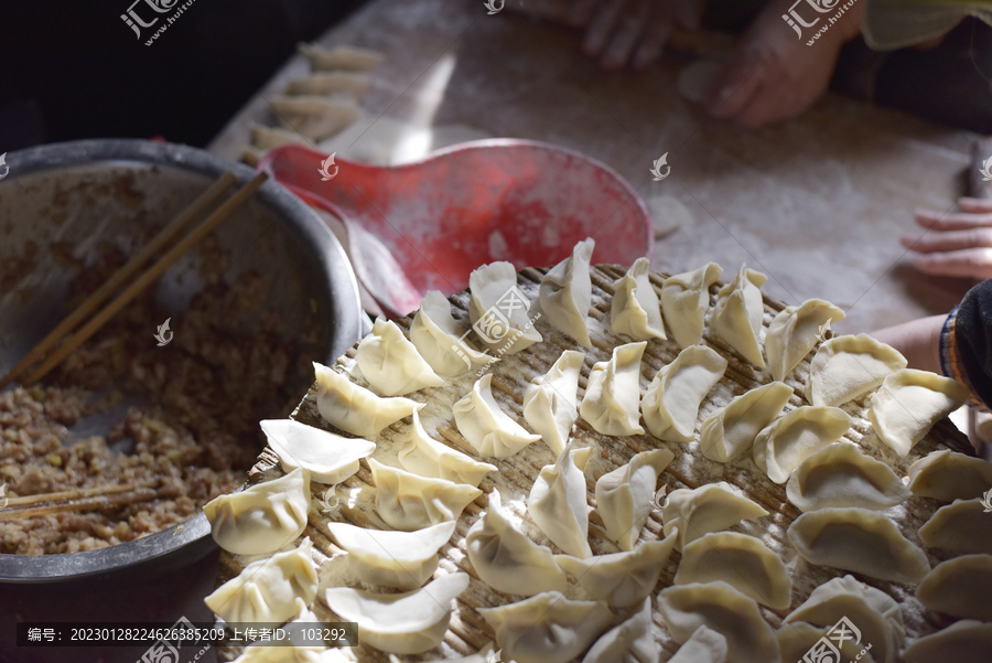 包饺子的场景