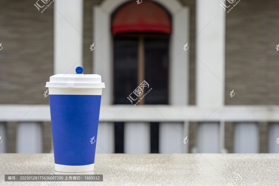 蓝色咖啡杯与民国建筑背景