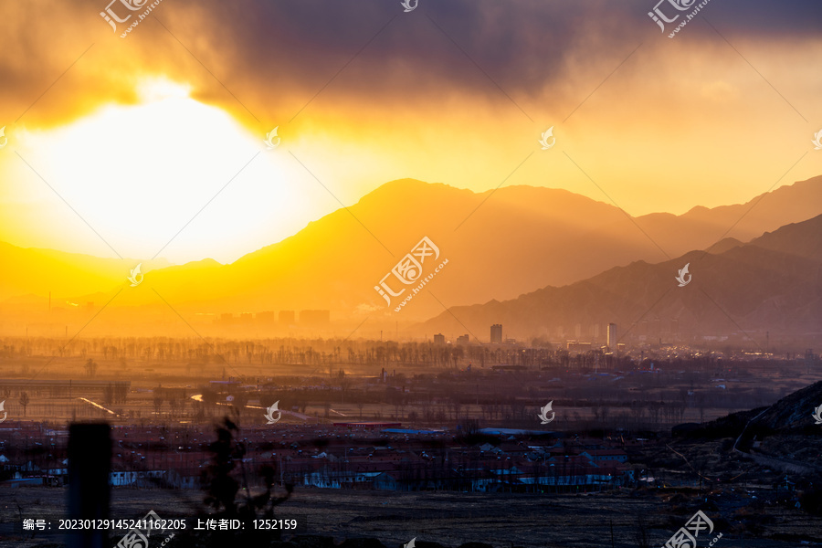 夕阳下远方的城市