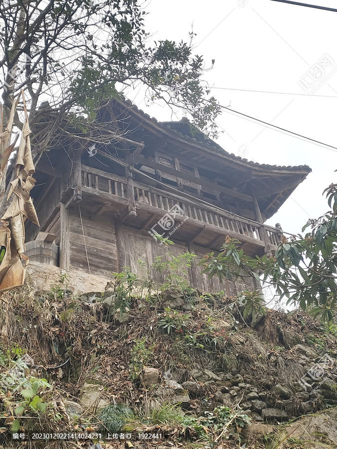 村里的吊脚楼