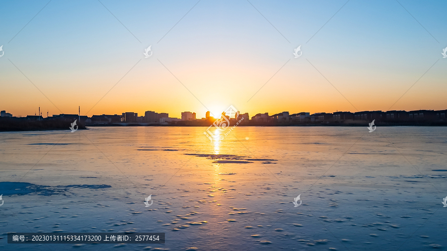 冬日黄昏日照下的冰河