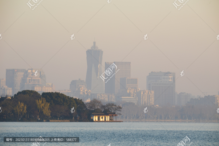 杭州西湖与城市高楼清晨美景