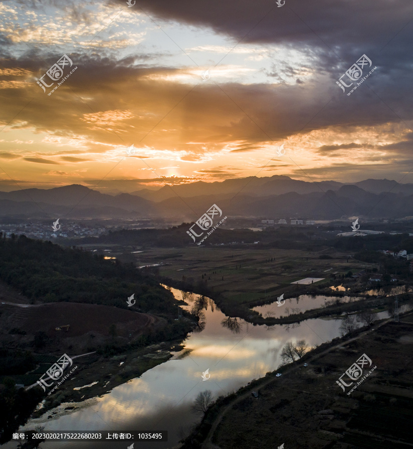 夕阳云彩与小河