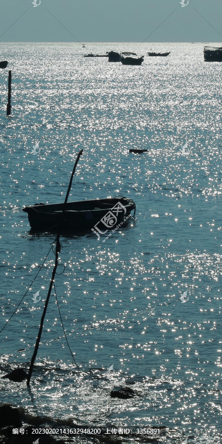 波光粼粼渔船大海