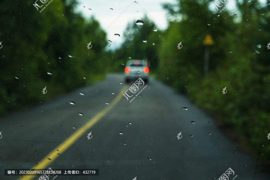 雨中公路越野车