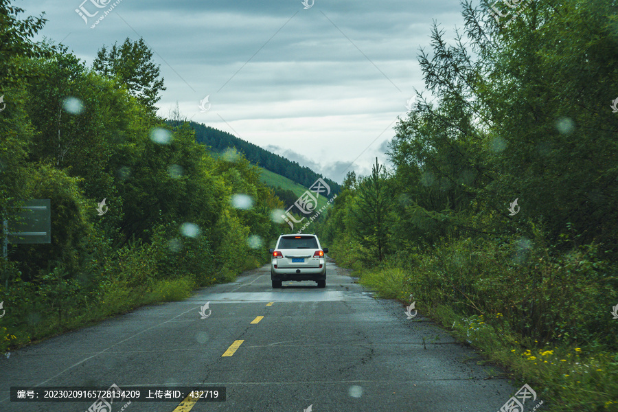 森林道路越野车