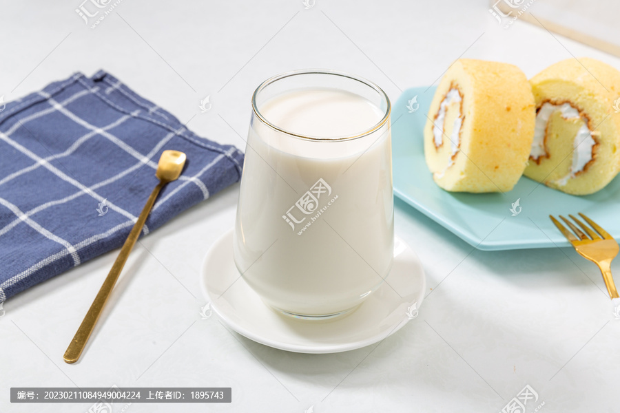 奶油蛋糕卷和一杯牛奶