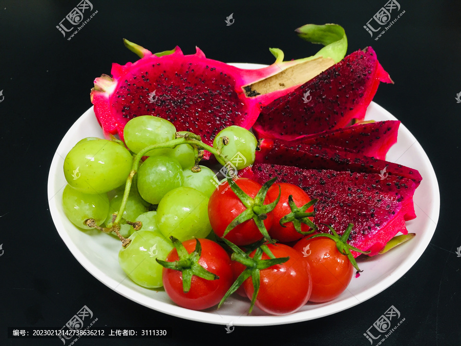 红火龙果水果摆盘图