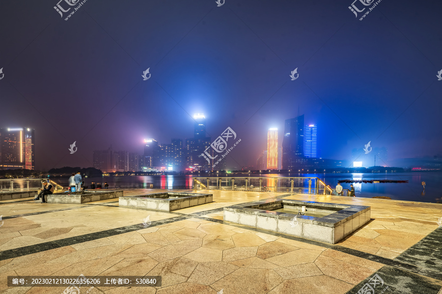安徽合肥天鹅湖畔城市夜景