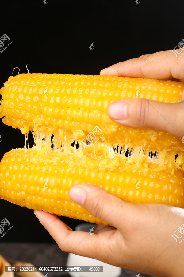 手里拿着拉丝黄糯玉米