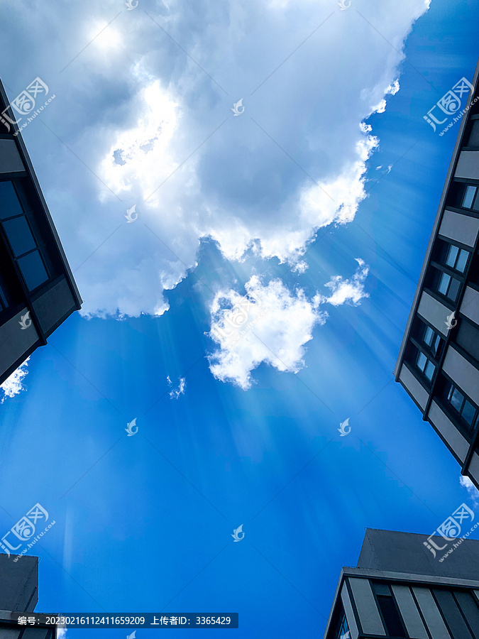 仰望蓝色的在建筑之间的天空