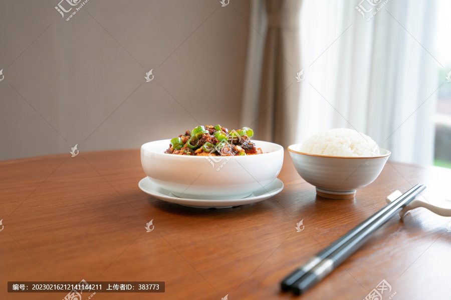 米饭和辣椒酱