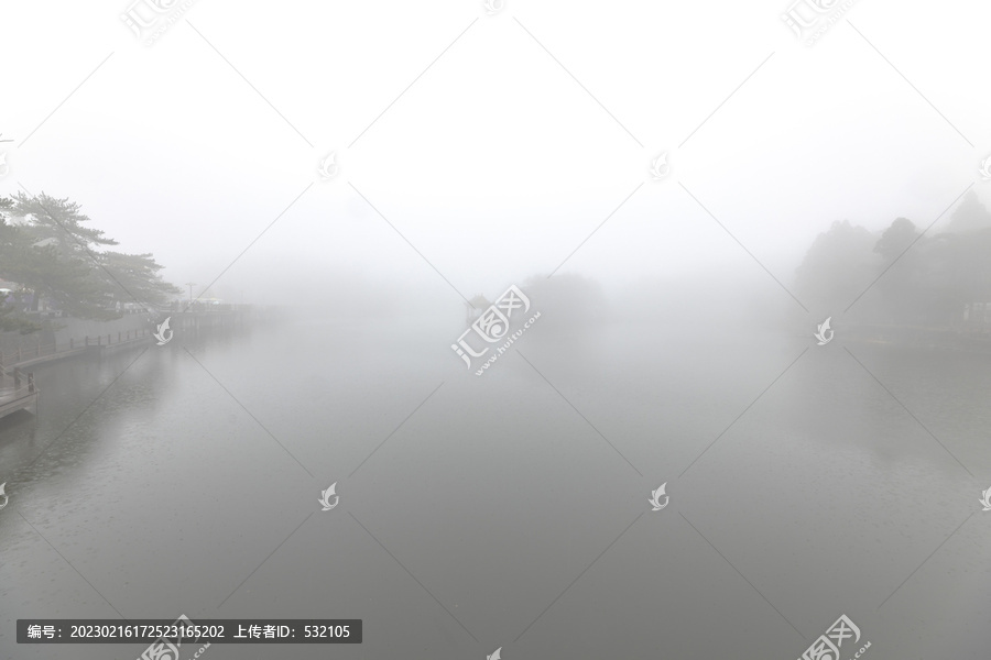 庐山如琴湖雾中风光