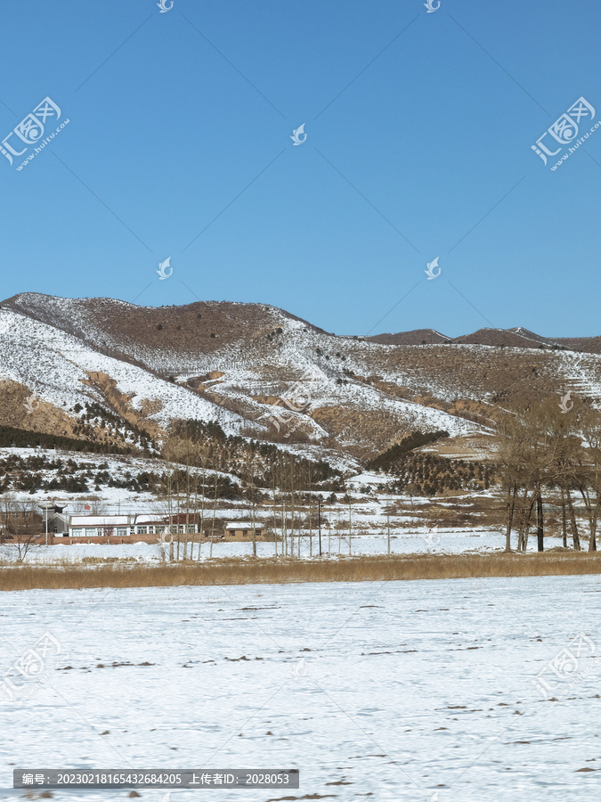 冬天雪后的农田与远山