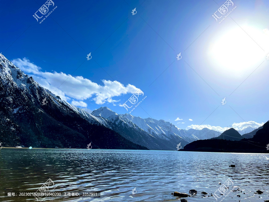 雪山湖泊