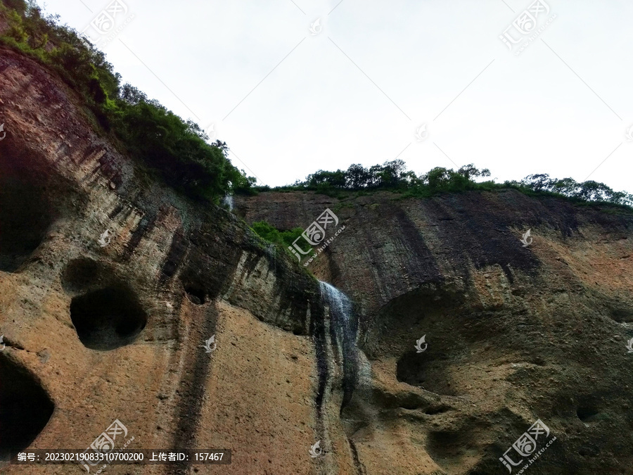 大别山石窟景区洞窟