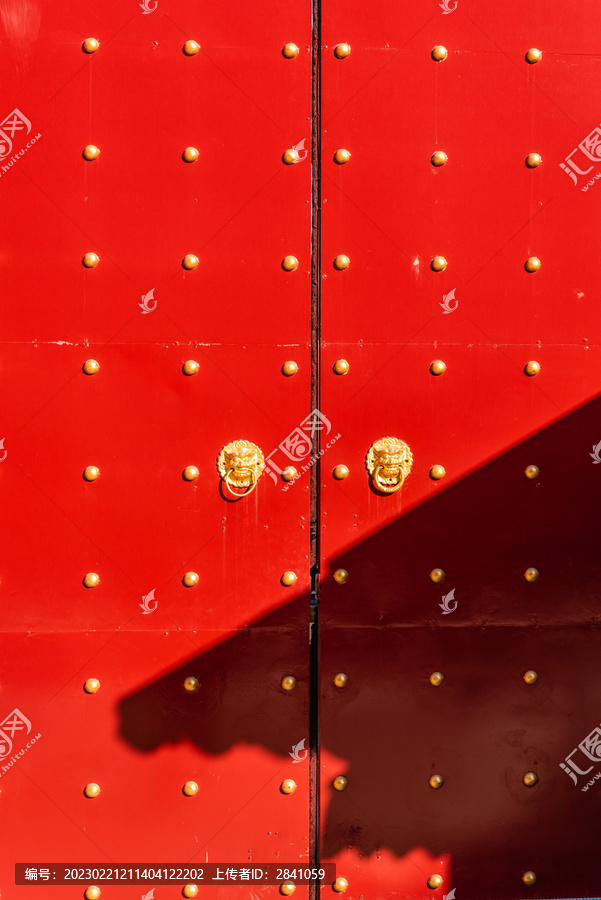 中国沈阳红色的寺庙大门