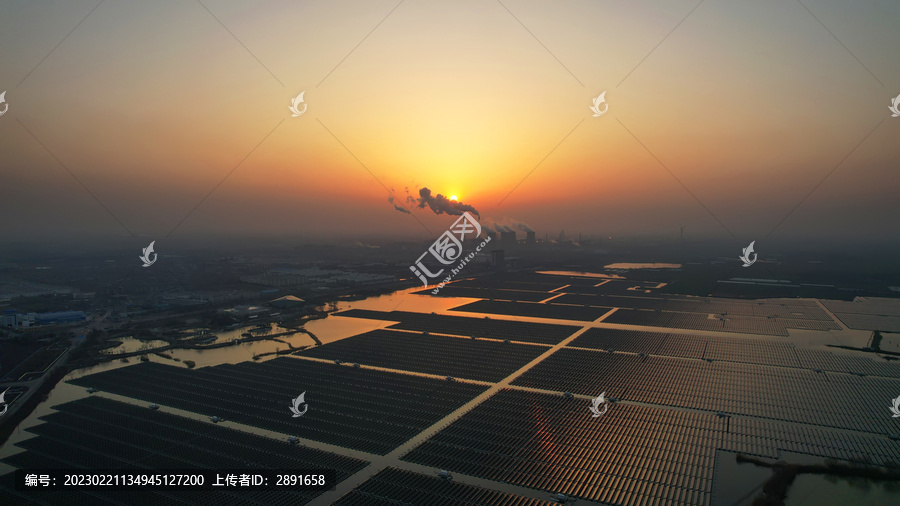 夕阳下的太阳能板