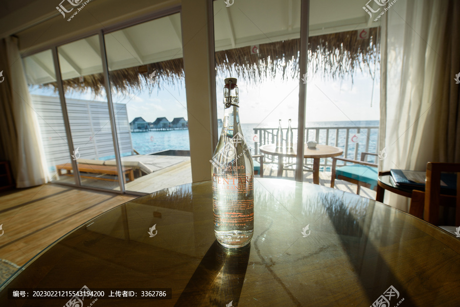 马尔代夫水上屋漂亮瓶装水