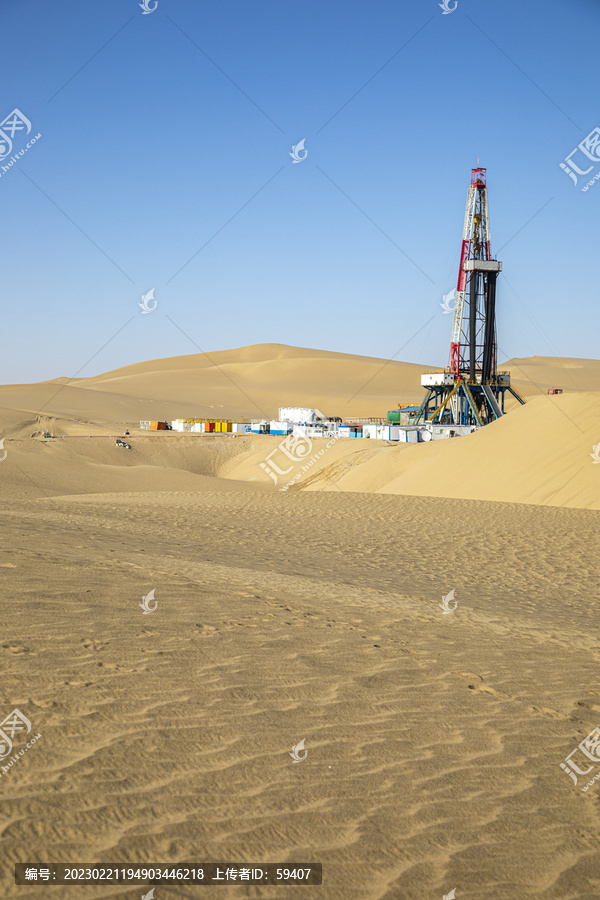 塔克拉玛干沙漠中石油钻井队